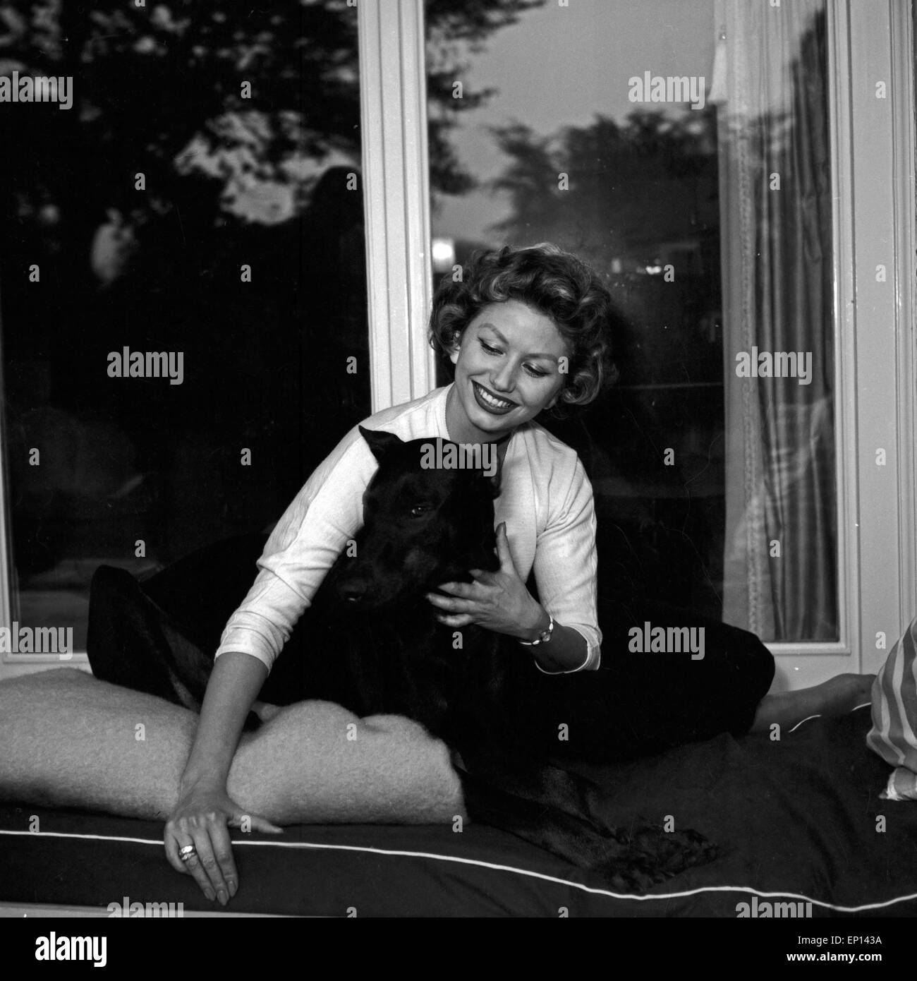 Deutsche Schauspielerin Gisela Lelim Michel mit ihren Dobermann, Deutschland 1950er Jahre. L'actrice allemande Gisela Lelim Michel avec son Banque D'Images