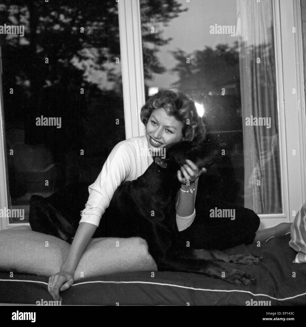 Deutsche Schauspielerin Gisela Lelim Michel mit ihren Dobermann, Deutschland 1950er Jahre. L'actrice allemande Gisela Lelim Michel avec son Banque D'Images