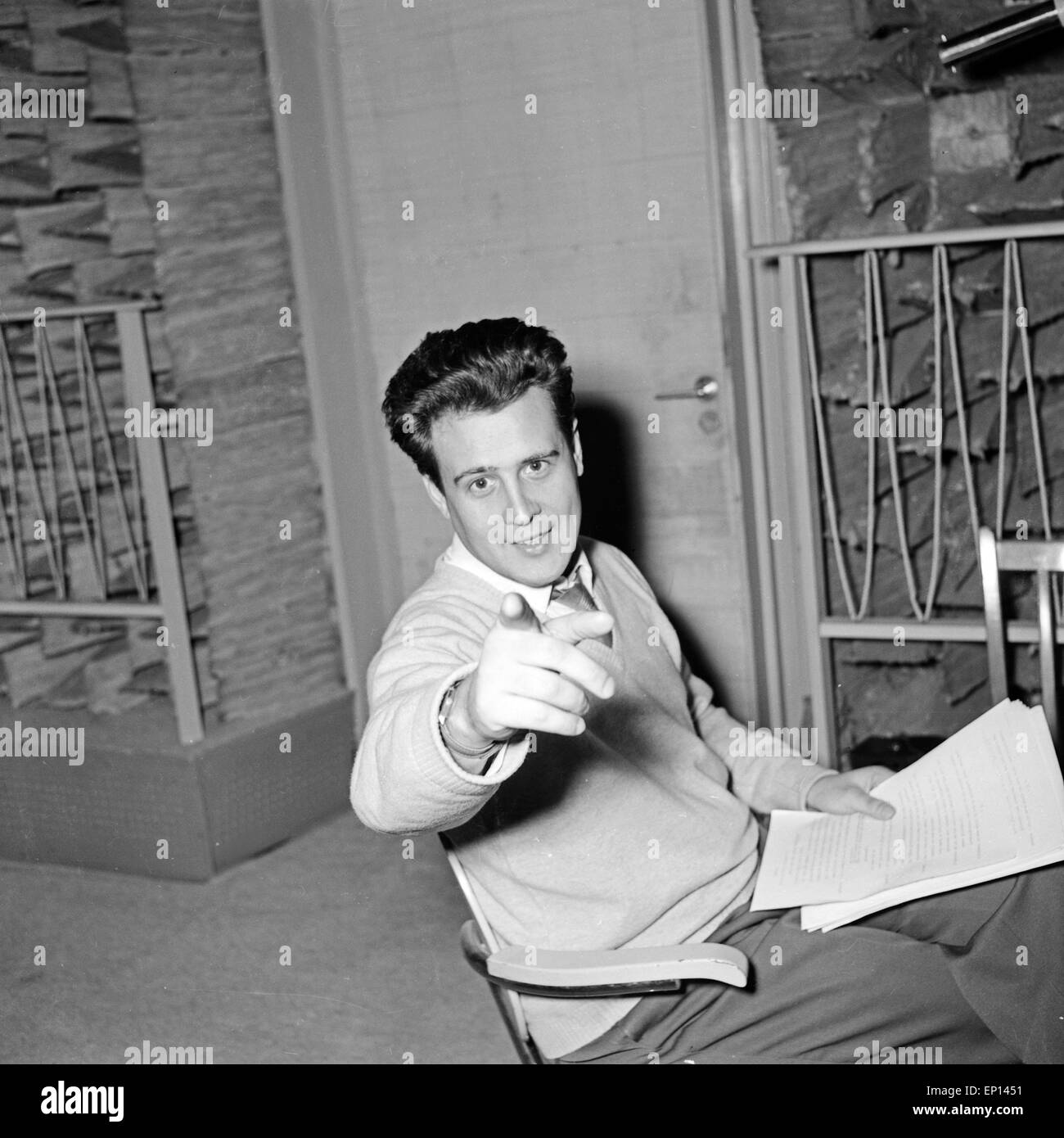 Deutscher Journaliste Gerd Ruge, Deutschland 1950er Jahre. Journaliste allemand Gerd Ruge, l'Allemagne des années 1950. Banque D'Images