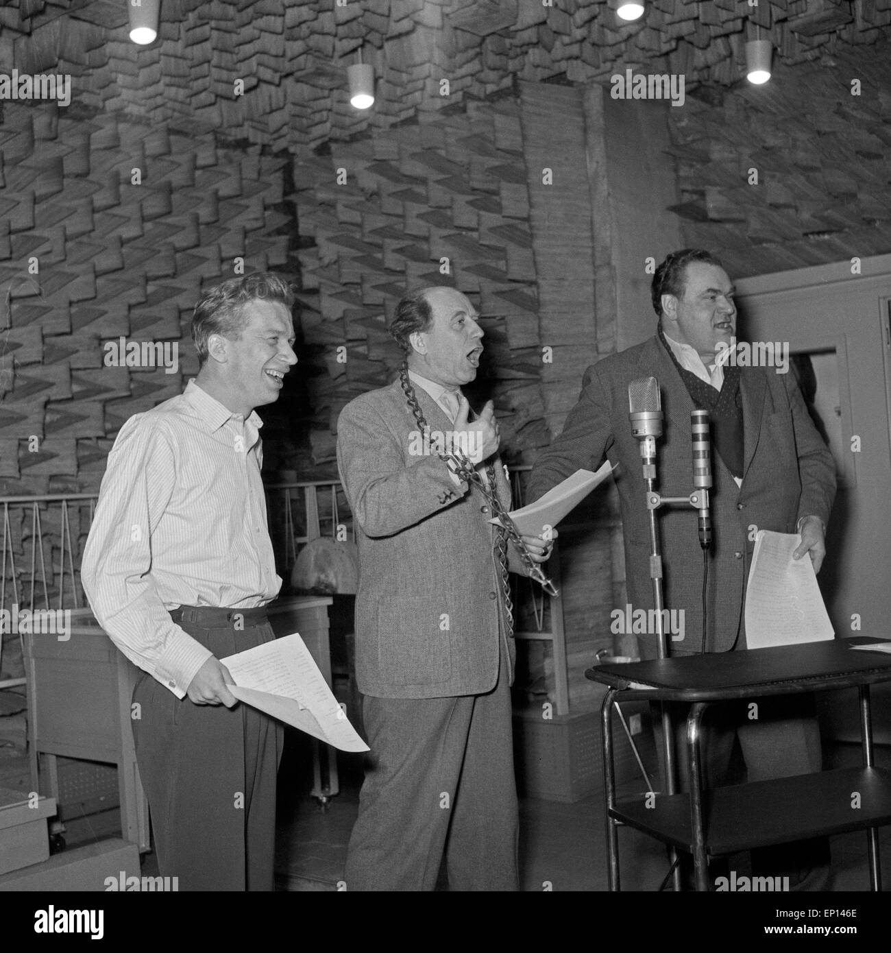 Acteurs et Actrices Heinz Reincke Deutschen, Werner Hinz und Hermann Schomberg als der Sprecher dans Hörspielproduktion NDR 'Geh nich Banque D'Images