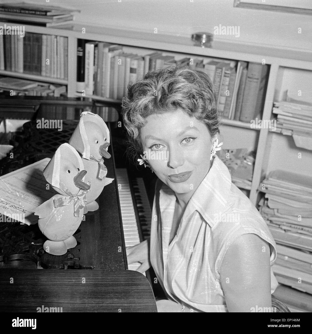 Deutsche Schauspielerin Gisela Lelim Michel mit zwei Puppen Osterküken, Deutschland 1950er Jahre. L'actrice allemande Gisela Lelim Michel w Banque D'Images