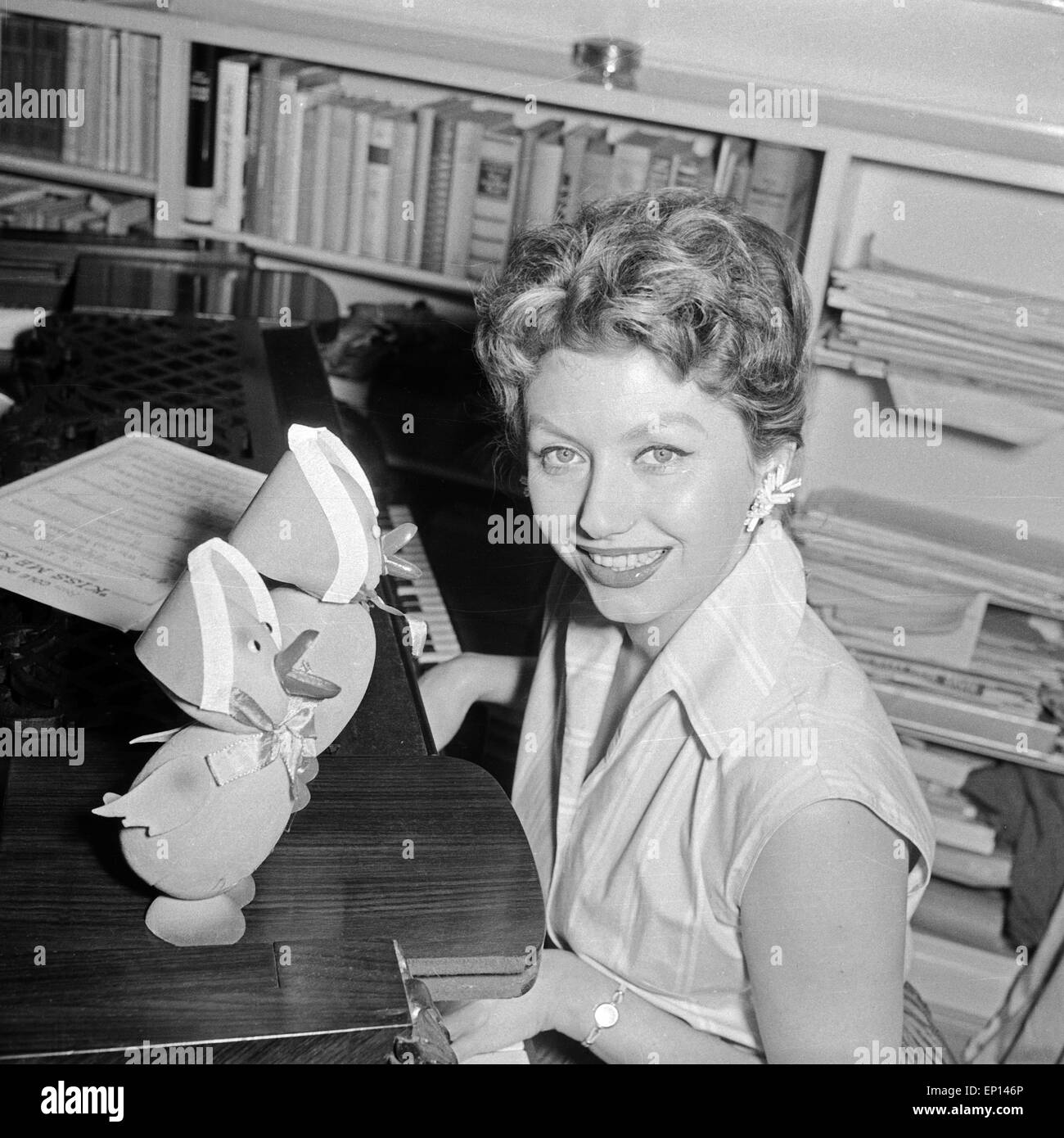 Deutsche Schauspielerin Gisela Lelim Michel mit zwei Puppen Osterküken, Deutschland 1950er Jahre. L'actrice allemande Gisela Lelim Michel w Banque D'Images