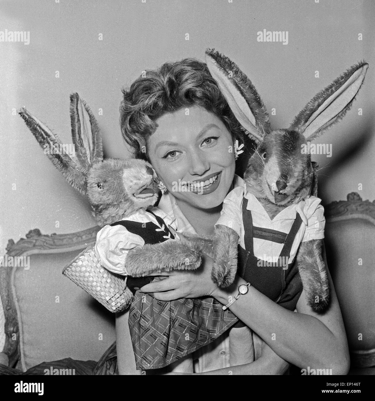 Deutsche Schauspielerin Gisela Lelim Michel mit zwei Osterhasen, Deutschland 1950er Jahre. L'actrice allemande Gisela Lelim Michel avec deux Banque D'Images