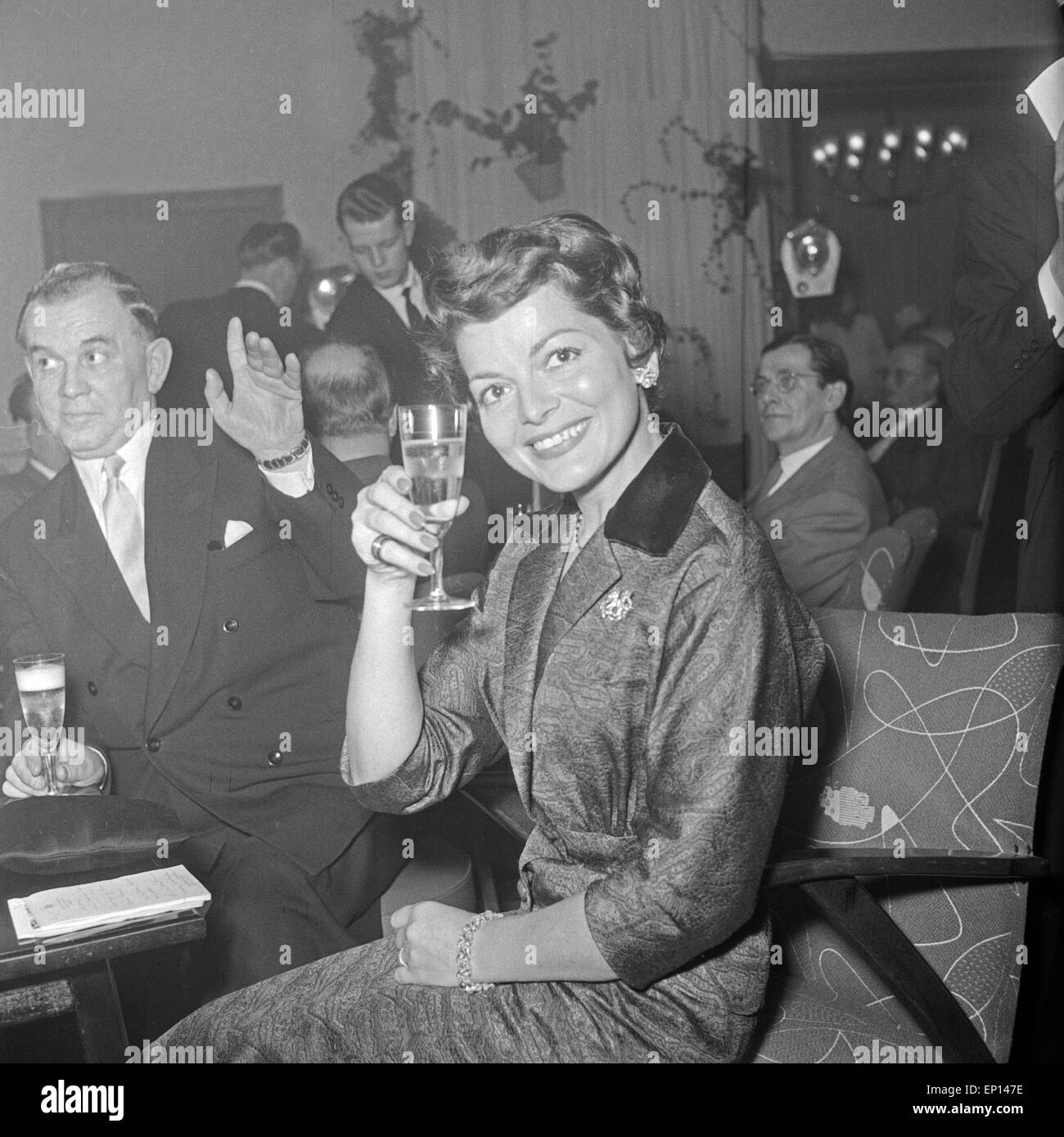 Schweizer Sangerin Lys Assia Mit Ihrem Mann Johann Heinrich Kunz Deutschland 1950er Jahre La Chanteuse Suisse Lys Assia Avec Elle Photo Stock Alamy
