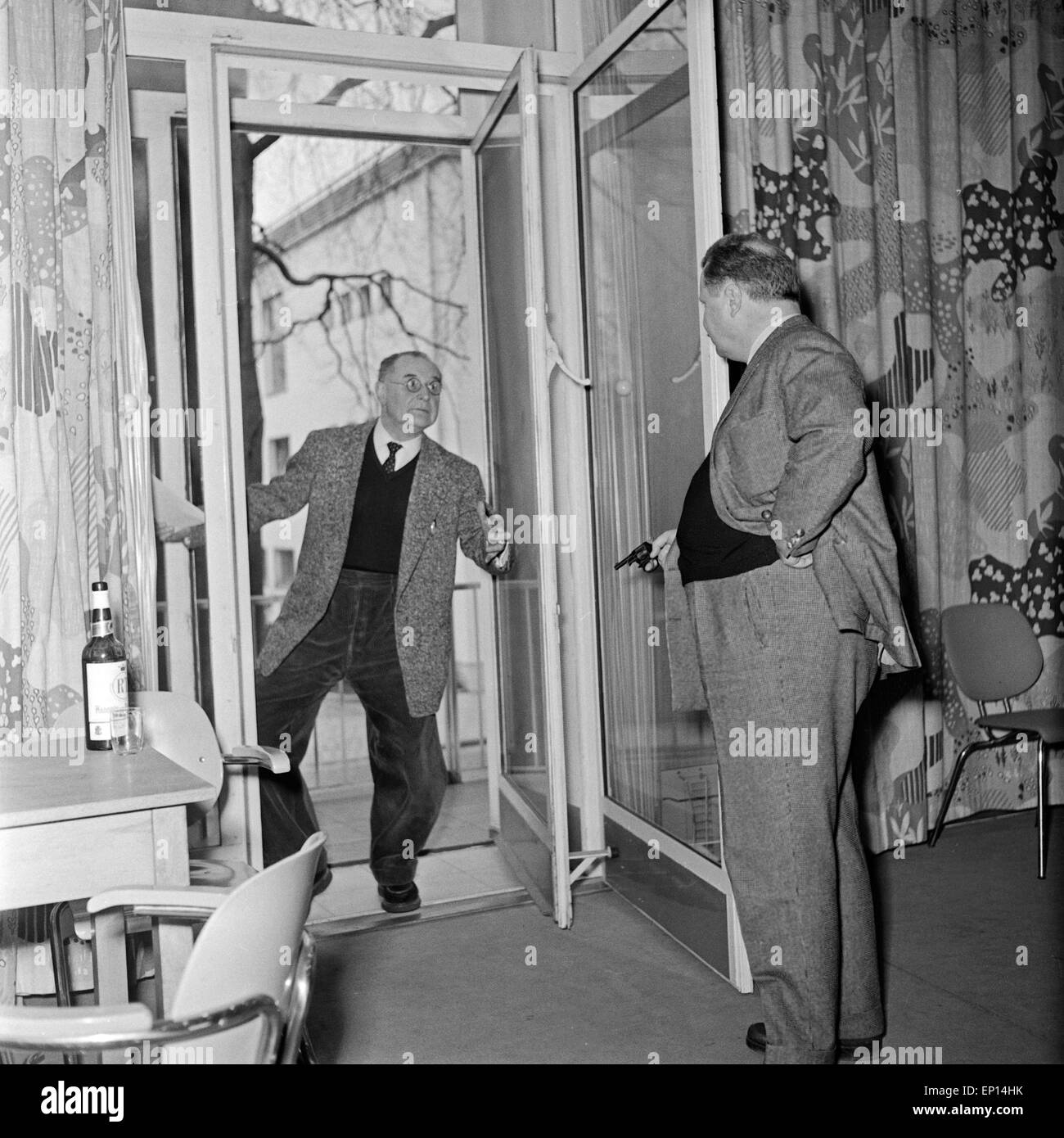 Zwei Männer in einem Kriminalfernsehspiel, 1950er Jahre Deutschland. Deux acteurs dans un ensemble d'un plat thriller, l'Allemagne des années 1950. Banque D'Images Zwei Männer in einem Kriminalfernsehspiel, 1950er Jahre Deutschland. Deux acteurs dans un ensemble d'un plat thriller, l'Allemagne des années 1950. Banque D'Images