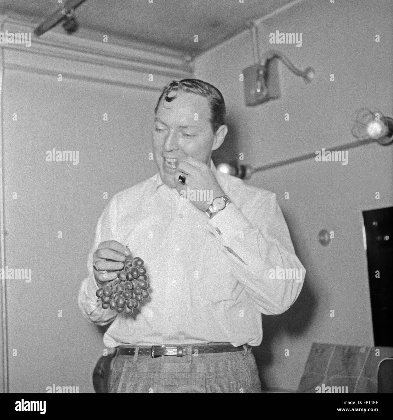 Der amerikanische Musiker Rock n Roll Bill Haley isst Weintrauben, Großbritannien 1950er Jahre. American Rock n Roll singer Loi Banque D'Images