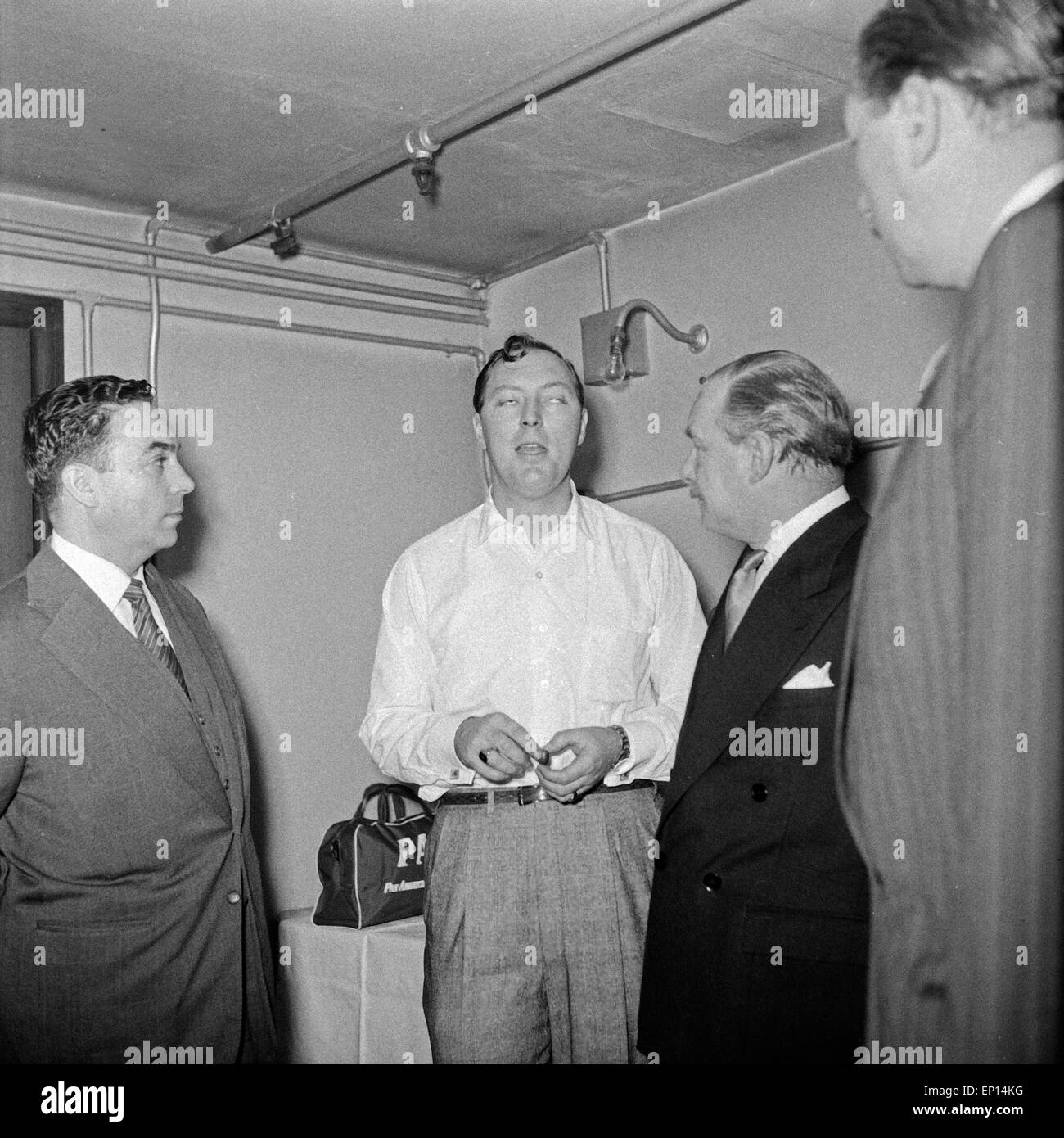 Der amerikanische Musiker Rock n Roll Bill Haley, kurz vor der Verleihung eines goldenen Schallplatte für erfolgreiche Verkaufsz Banque D'Images