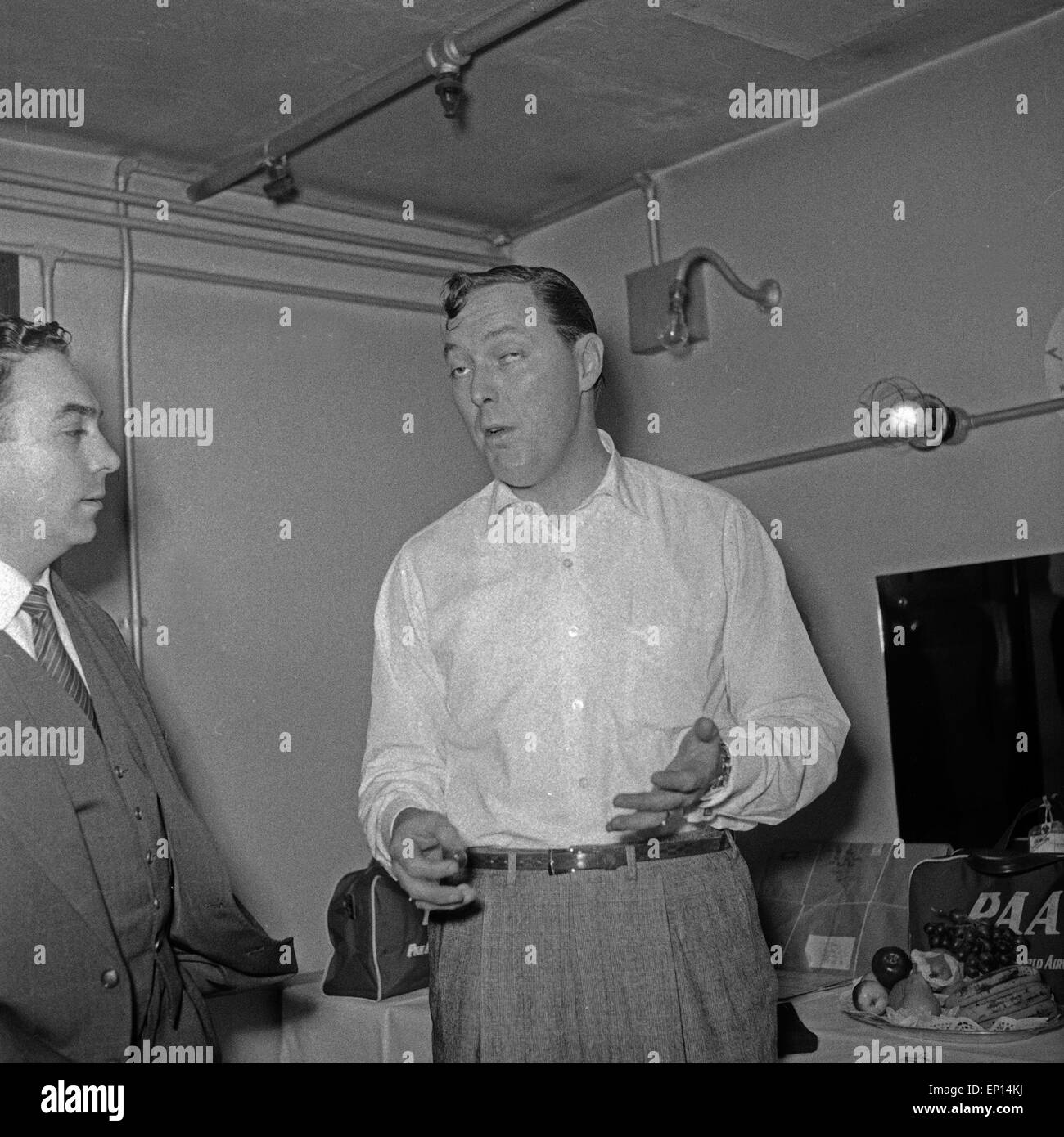 Der amerikanische Musiker Rock n Roll Bill Haley mit einem Plattenmanager, Großbritannien 1950 er Jahre. American Rock n Roll sin Banque D'Images