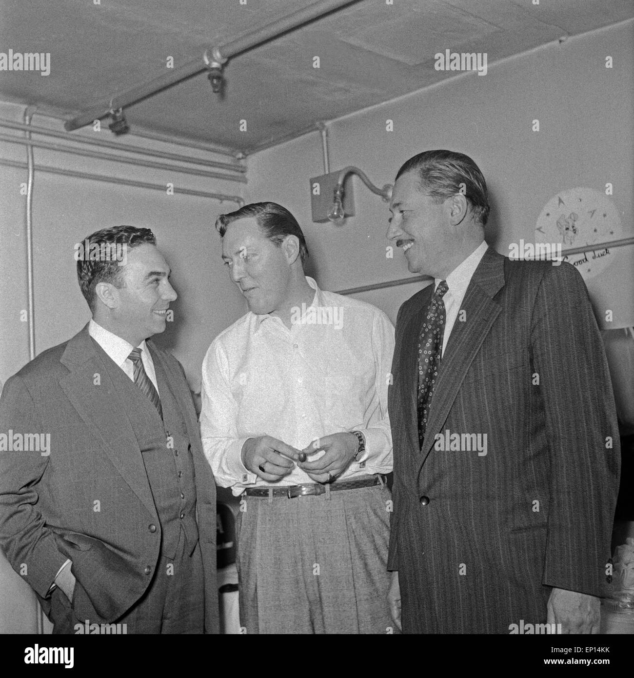Der amerikanische Musiker Rock n Roll Bill Haley mit Plattenmanagern, Großbritannien 1950 er Jahre. American Rock n Roll singer B Banque D'Images