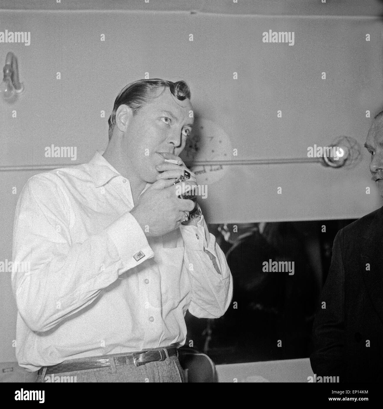 Der amerikanische Musiker Rock n Roll Bill Haley steckt sich eine Zigarette un, Großbritannien 1950 er Jahre. American Rock n Rol Banque D'Images