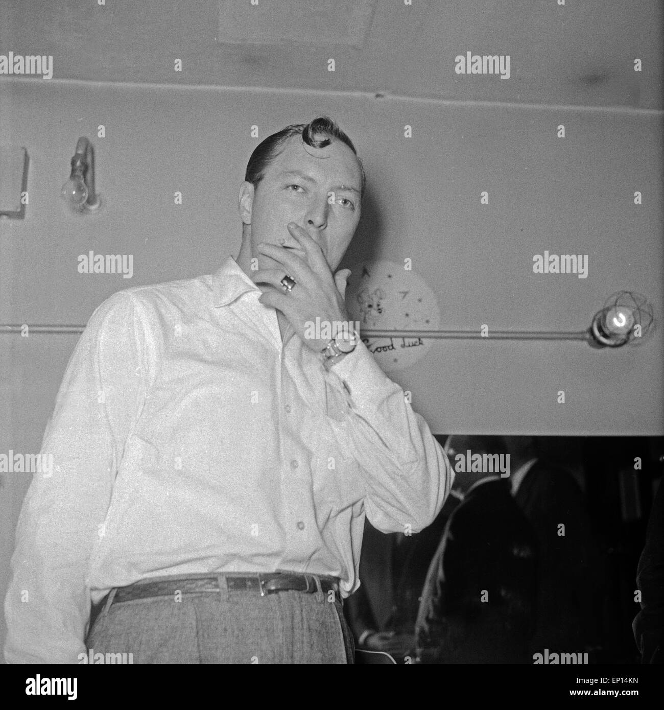 Der amerikanische Rock n Roll Bill Haley raucht Musiker eine Zigarette, Großbritannien 1950 er Jahre. American Rock n Roll singer Banque D'Images