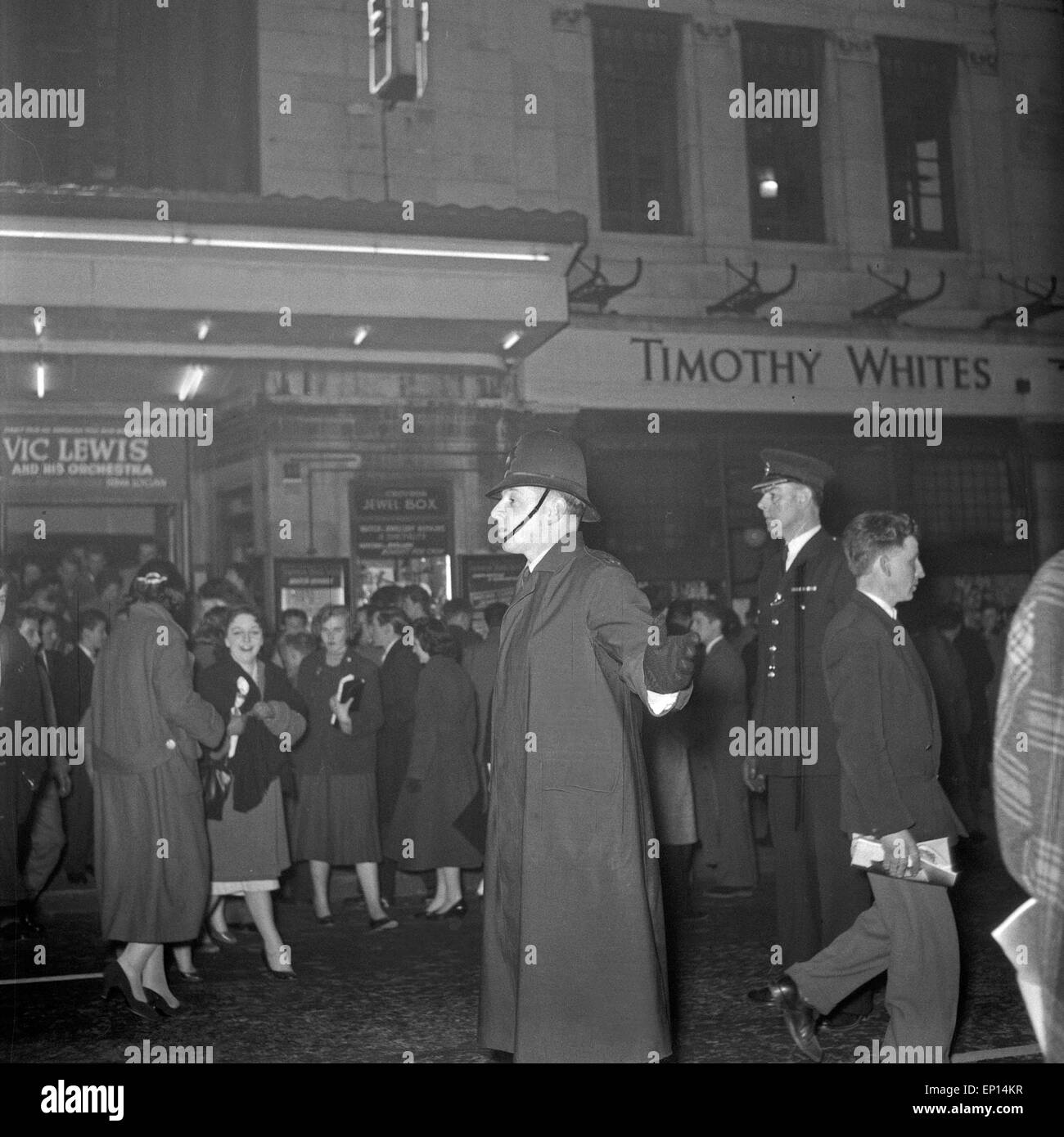 Noch haben die Nachts An Der Anlagestelle der Britischen Fans im Griff vor dem Konzertsaal, Bill Haley en dem sein Konzert à Londres gibt, Großb Banque D'Images