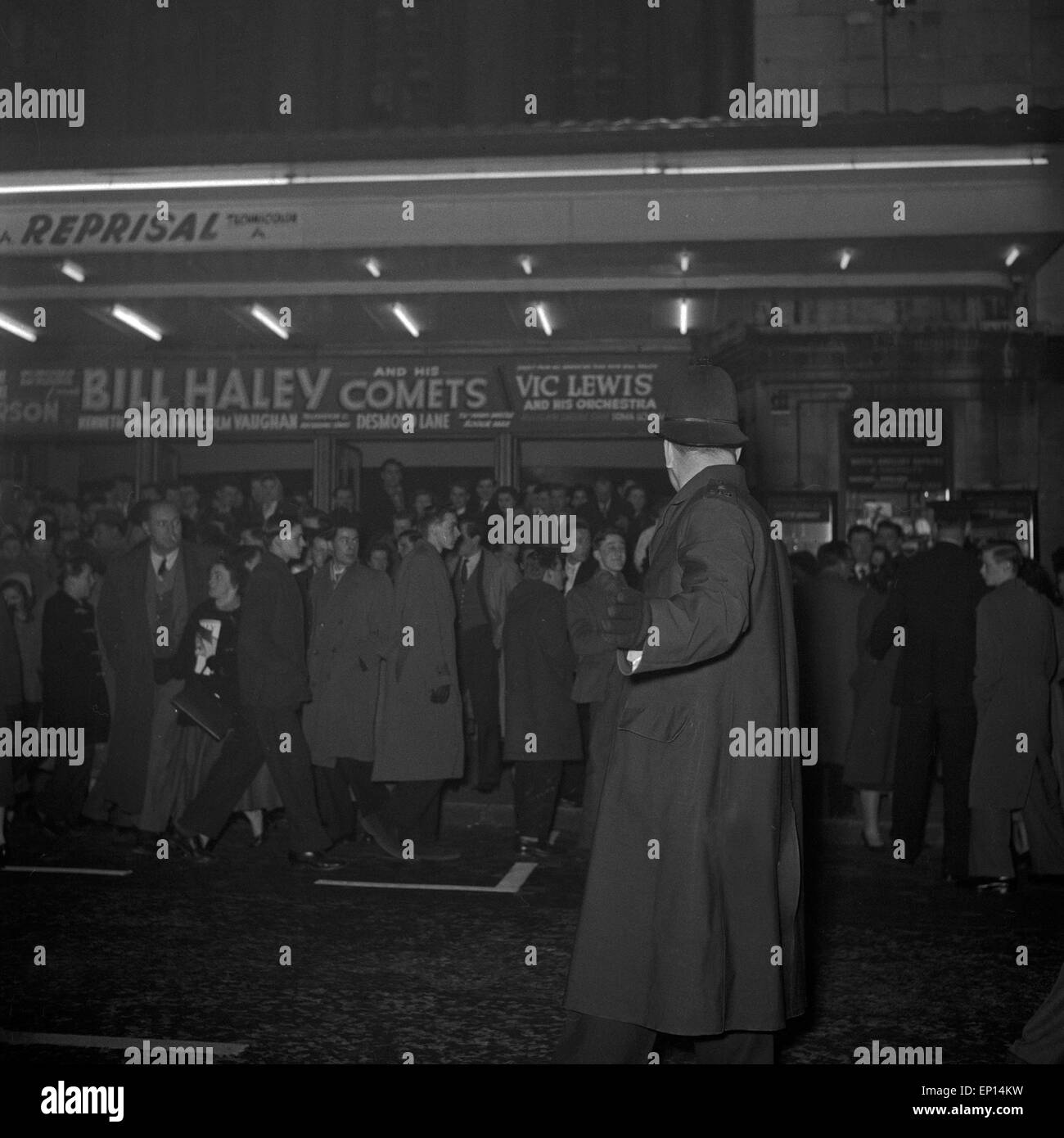 Noch haben die Nachts An Der Anlagestelle der Britischen Fans im Griff vor dem Konzertsaal, Bill Haley en dem sein Konzert à Londres gibt, Großb Banque D'Images