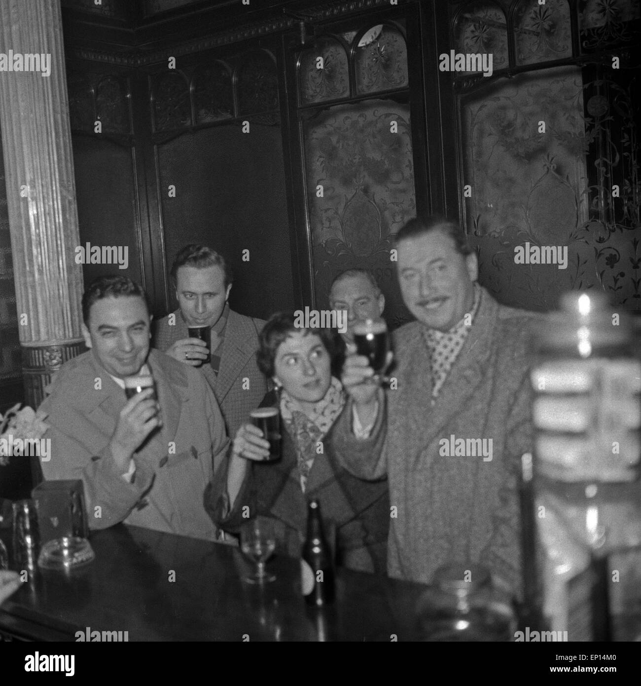 Gäste dans un pub à Londres, an dem Abend, als Bill Haley sein Konzert gibt, Großbritannien 1950er Jahre. Vous pourrez boire une bière Banque D'Images