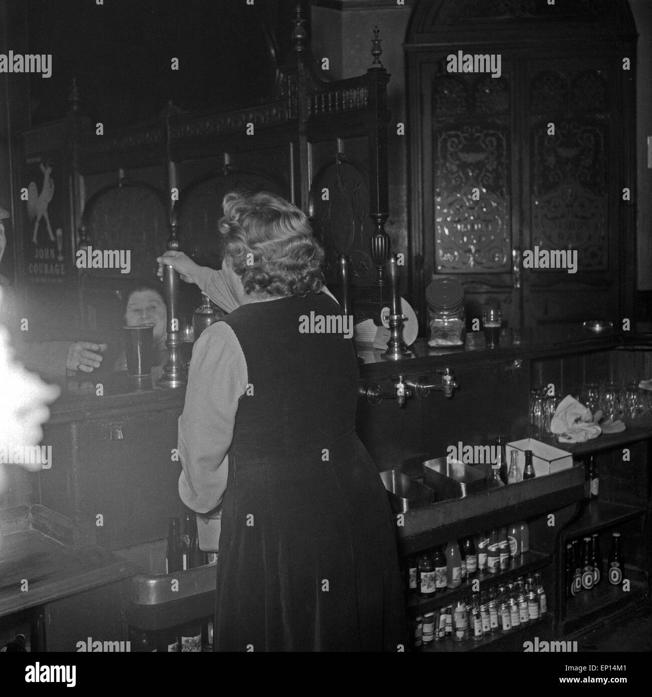 Pub in due à Londres, an dem Abend, als Bill Haley sein Konzert gibt, Großbritannien 1950er Jahre. L'aubergiste dans un pub je Banque D'Images