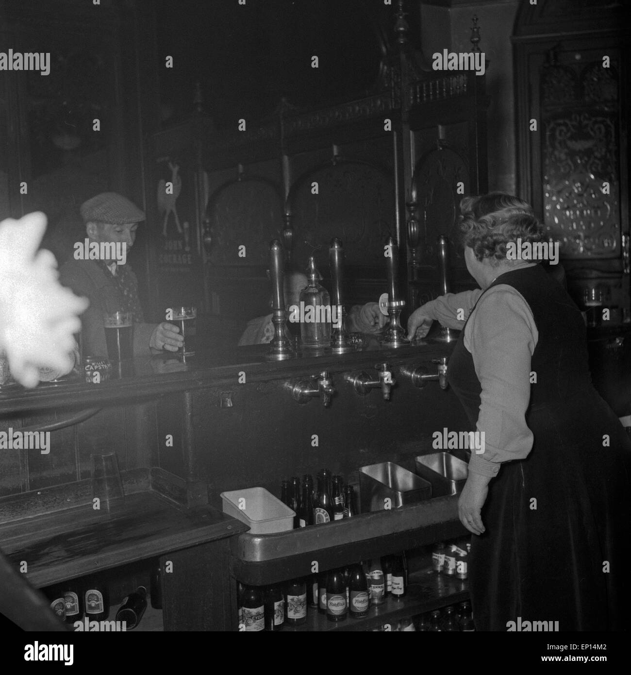 Pub in due à Londres, an dem Abend, als Bill Haley sein Konzert gibt, Großbritannien 1950er Jahre. L'aubergiste dans un pub je Banque D'Images