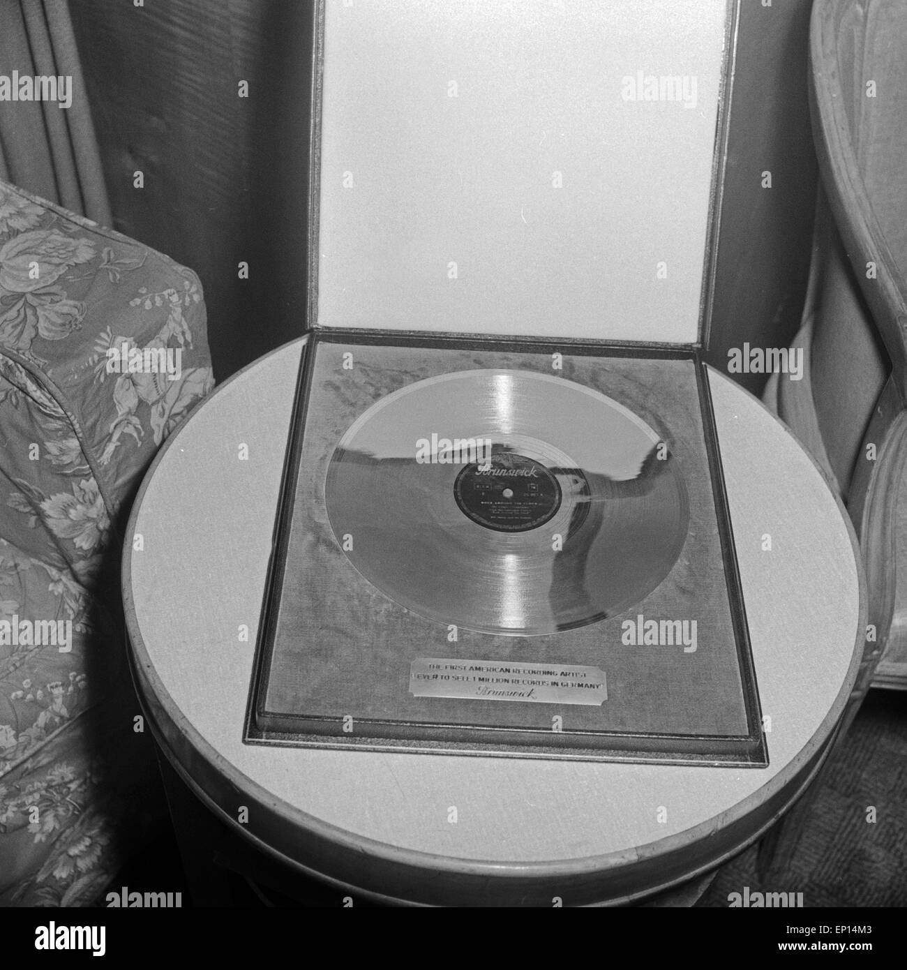 Die goldene Schallplatte für den Titel "Rocher autour de l'horloge' von Bill Haley, für den ersten amerikanischen Musiker, der jemals Banque D'Images