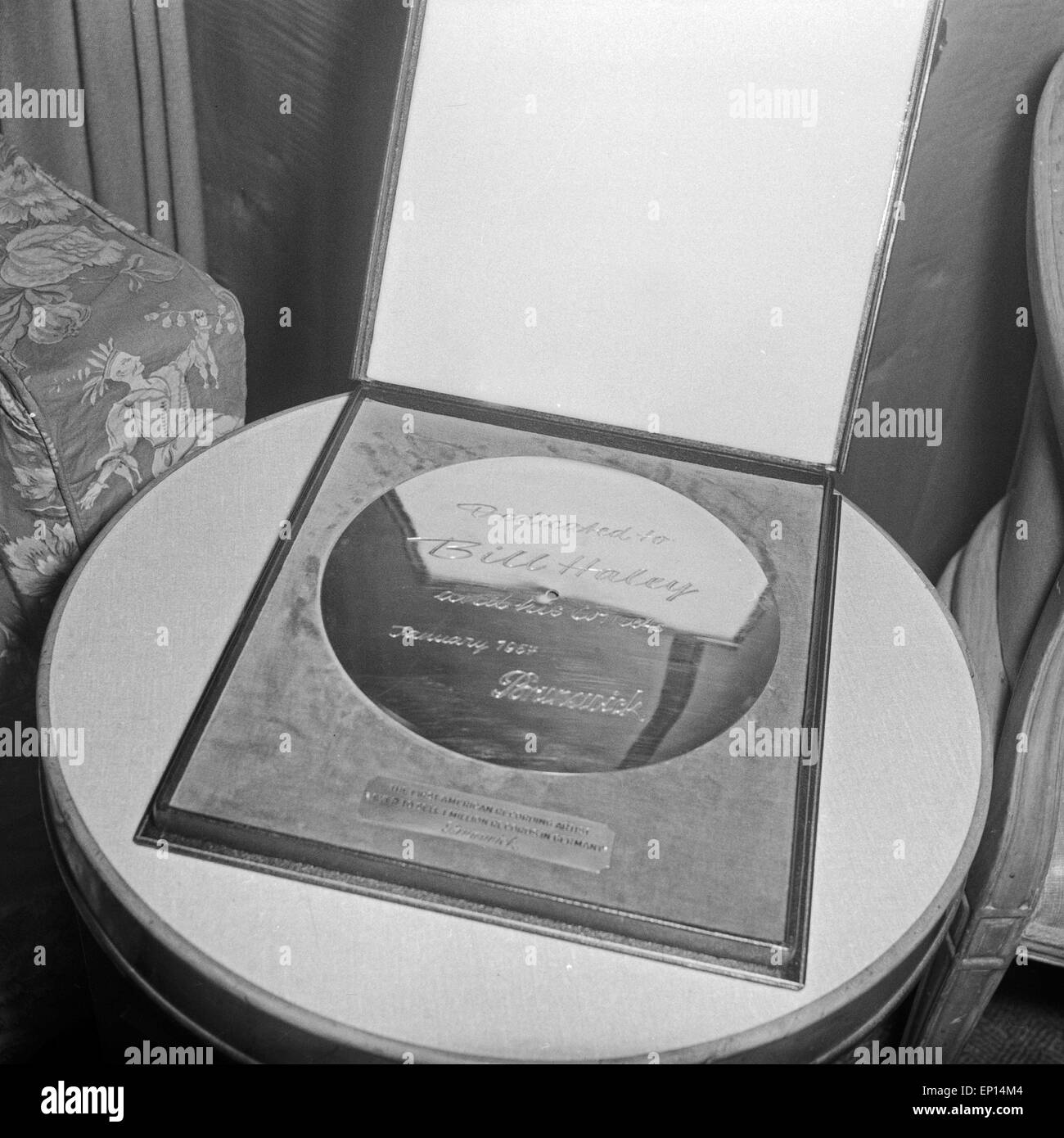 Rückseite der goldenen Schallplatte für den Titel "Rocher autour de l'horloge' von Bill Haley, für den ersten amerikanischen Musiker, Banque D'Images