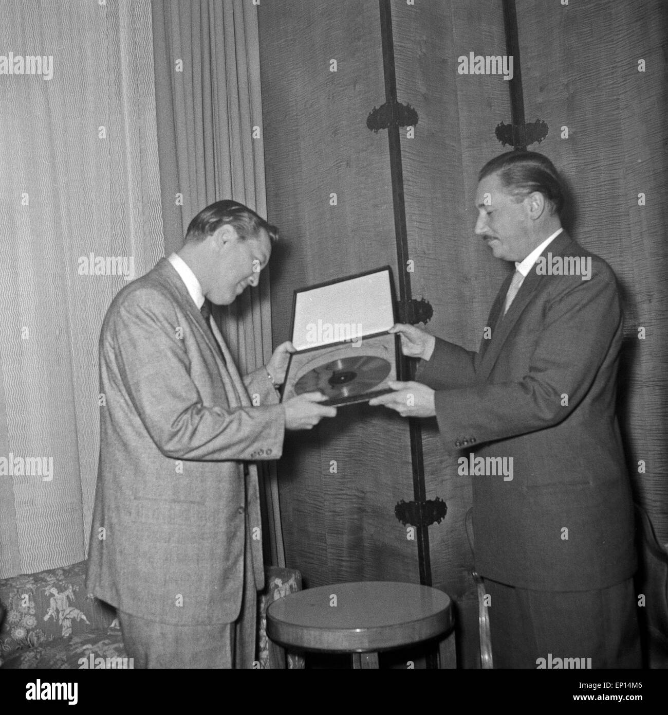 Der amerikanische Musiker Rock n Roll Bill Haley erhält die goldene Schallplatte für seinen Titel "Rocher autour de l'horloge', Großb Banque D'Images