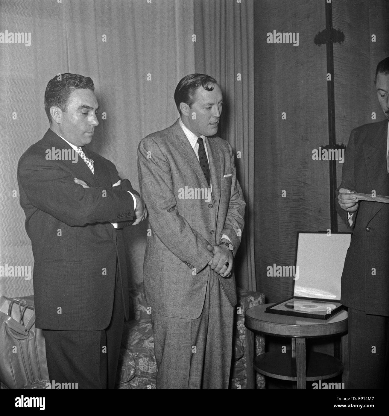 Der amerikanische Musiker Rock n Roll Bill Haley erhält die goldene Schallplatte für seinen Titel "Rocher autour de l'horloge', Großb Banque D'Images