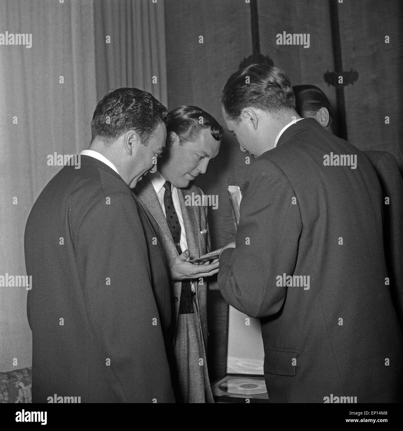 Der amerikanische Musiker Rock n Roll Bill Haley erhält die goldene Schallplatte für seinen Titel "Rocher autour de l'horloge', Großb Banque D'Images