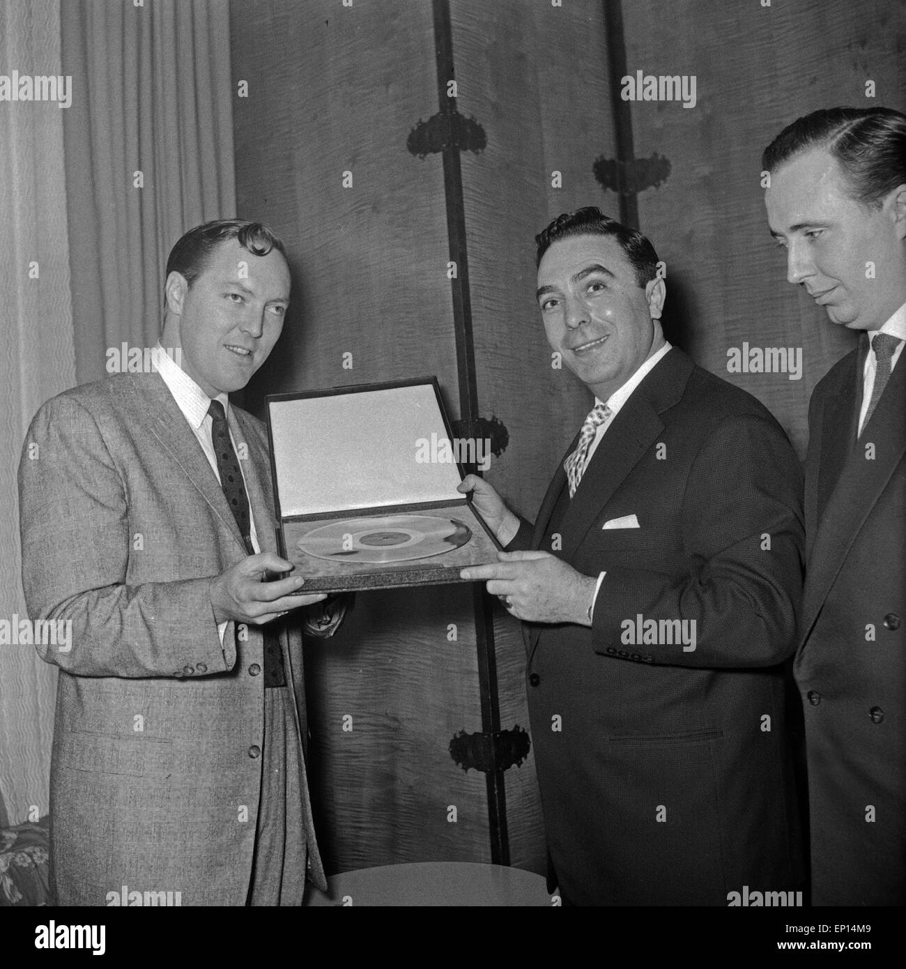 Der amerikanische Musiker Rock n Roll Bill Haley erhält die goldene Schallplatte für seinen Titel "Rocher autour de l'horloge', Großb Banque D'Images