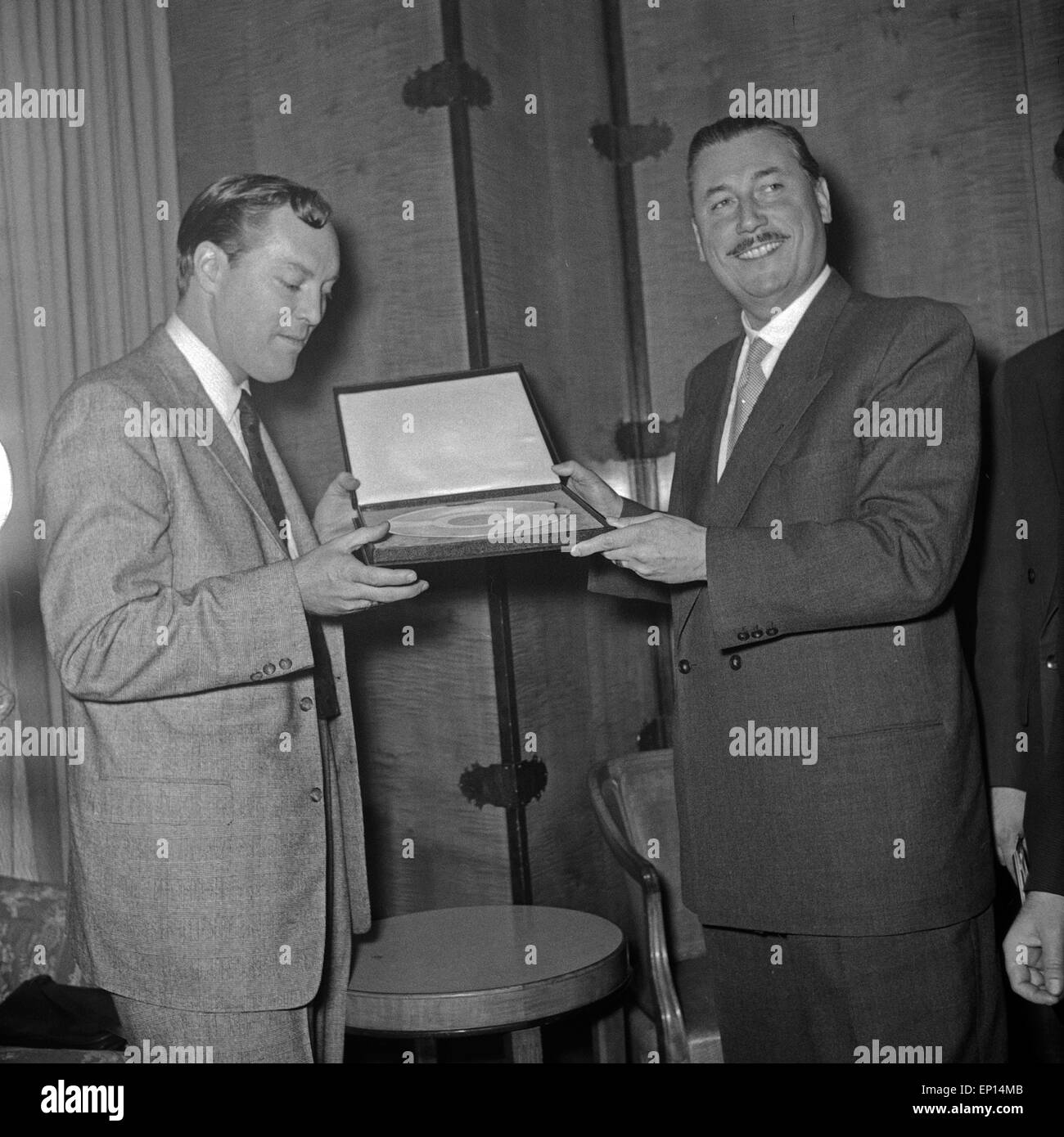 Der amerikanische Musiker Rock n Roll Bill Haley erhält die goldene Schallplatte für seinen Titel "Rocher autour de l'horloge', Großb Banque D'Images
