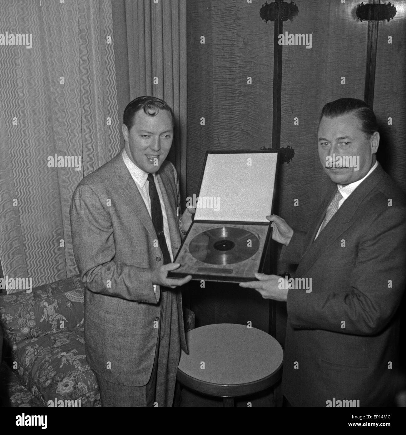 Der amerikanische Musiker Rock n Roll Bill Haley erhält die goldene Schallplatte für seinen Titel "Rocher autour de l'horloge', Großb Banque D'Images