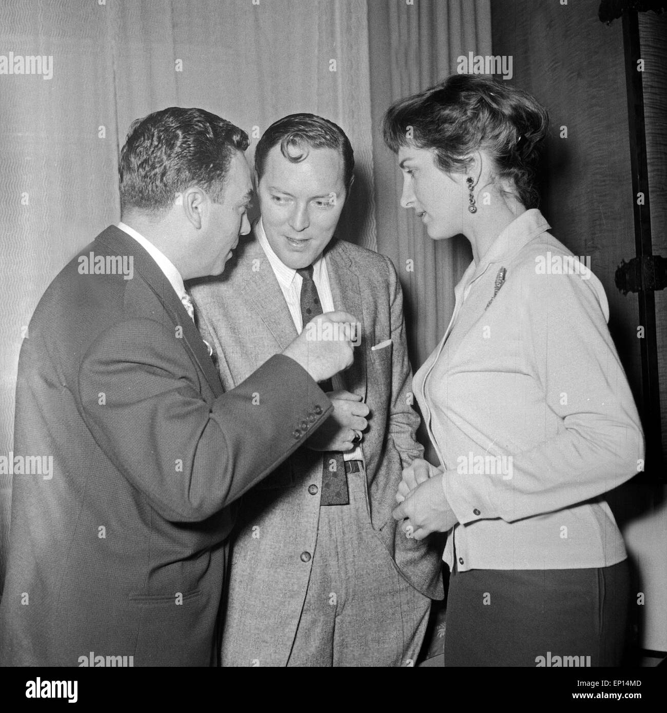 Der amerikanische Musiker Rock n Roll Bill Haley erhält die goldene Schallplatte für seinen Titel "Rocher autour de l'horloge', Großb Banque D'Images