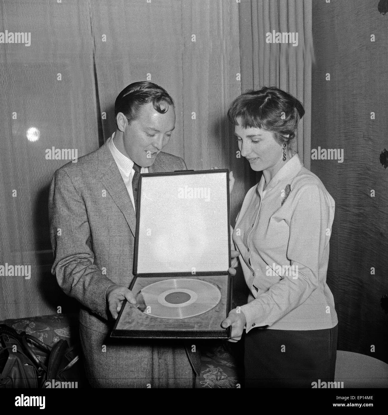 Der amerikanische Musiker Rock n Roll Bill Haley erhält die goldene Schallplatte für seinen Titel "Rocher autour de l'horloge', Großb Banque D'Images