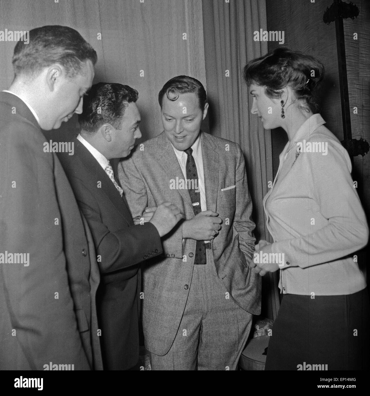 Der amerikanische Musiker Rock n Roll Bill Haley erhält die goldene Schallplatte für seinen Titel "Rocher autour de l'horloge', Großb Banque D'Images