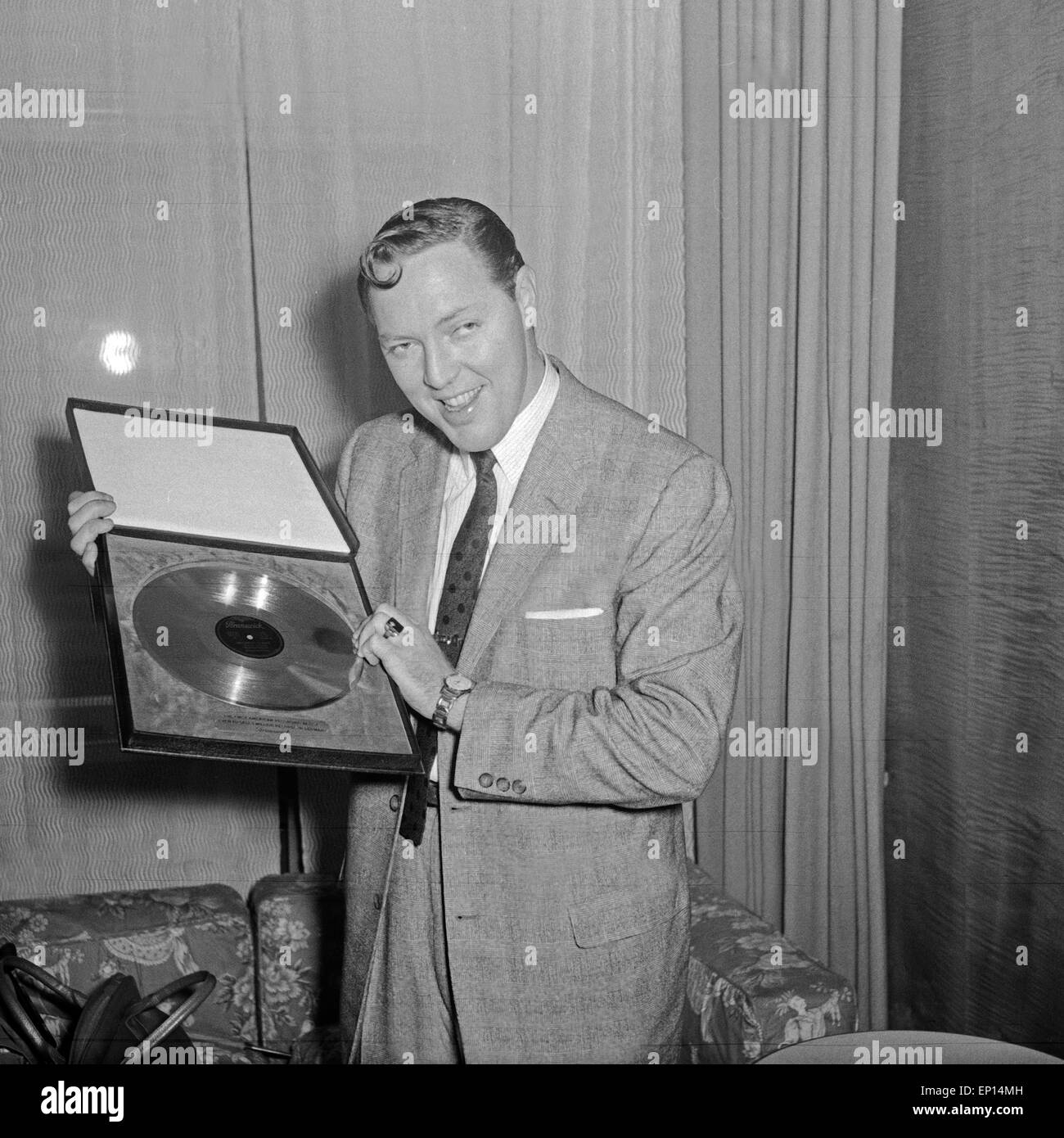 Der amerikanische Musiker Rock n Roll Bill Haley erhält die goldene Schallplatte für seinen Titel "Rocher autour de l'horloge', Großb Banque D'Images