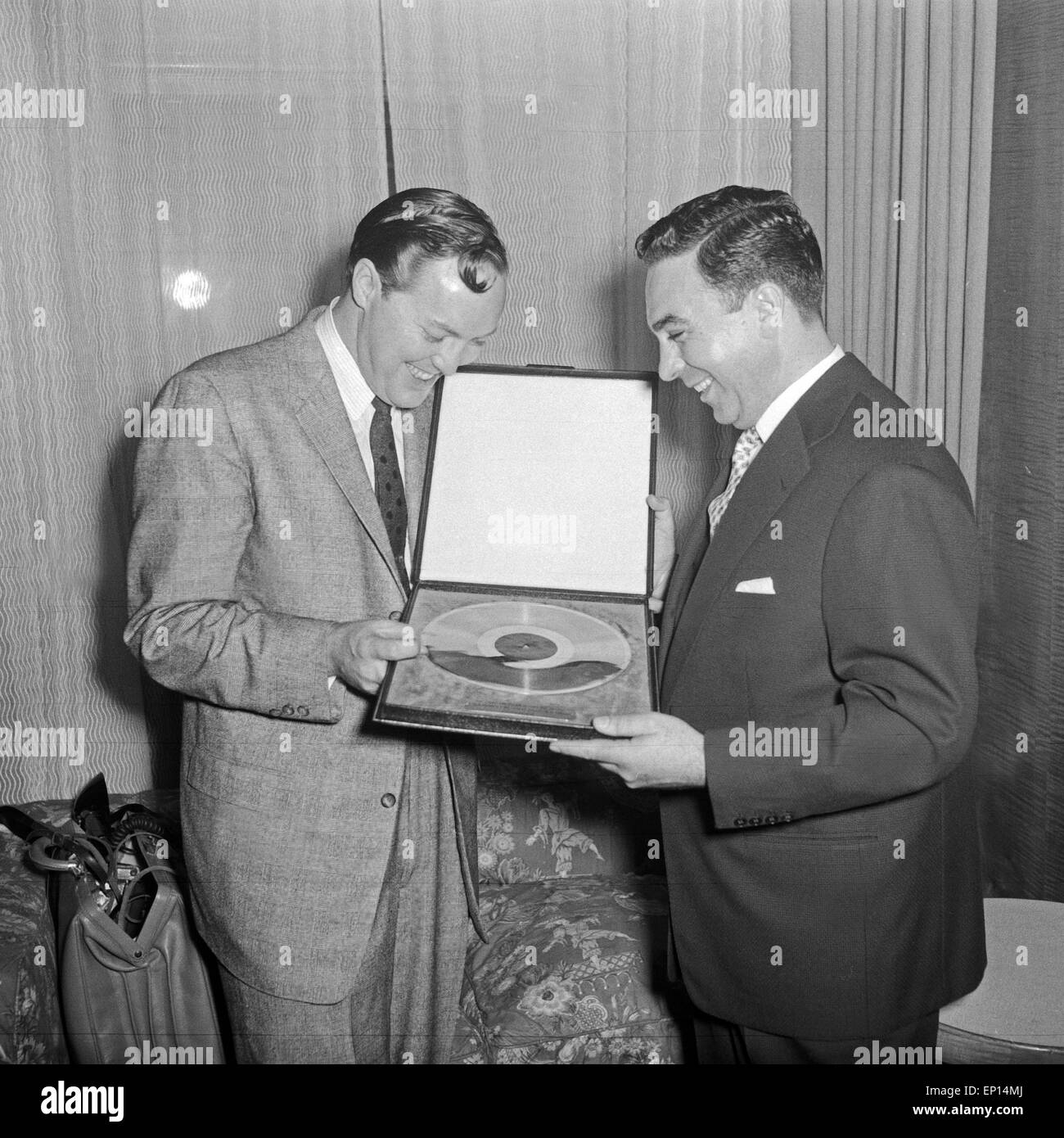 Der amerikanische Musiker Rock n Roll Bill Haley erhält die goldene Schallplatte für seinen Titel "Rocher autour de l'horloge', Großb Banque D'Images