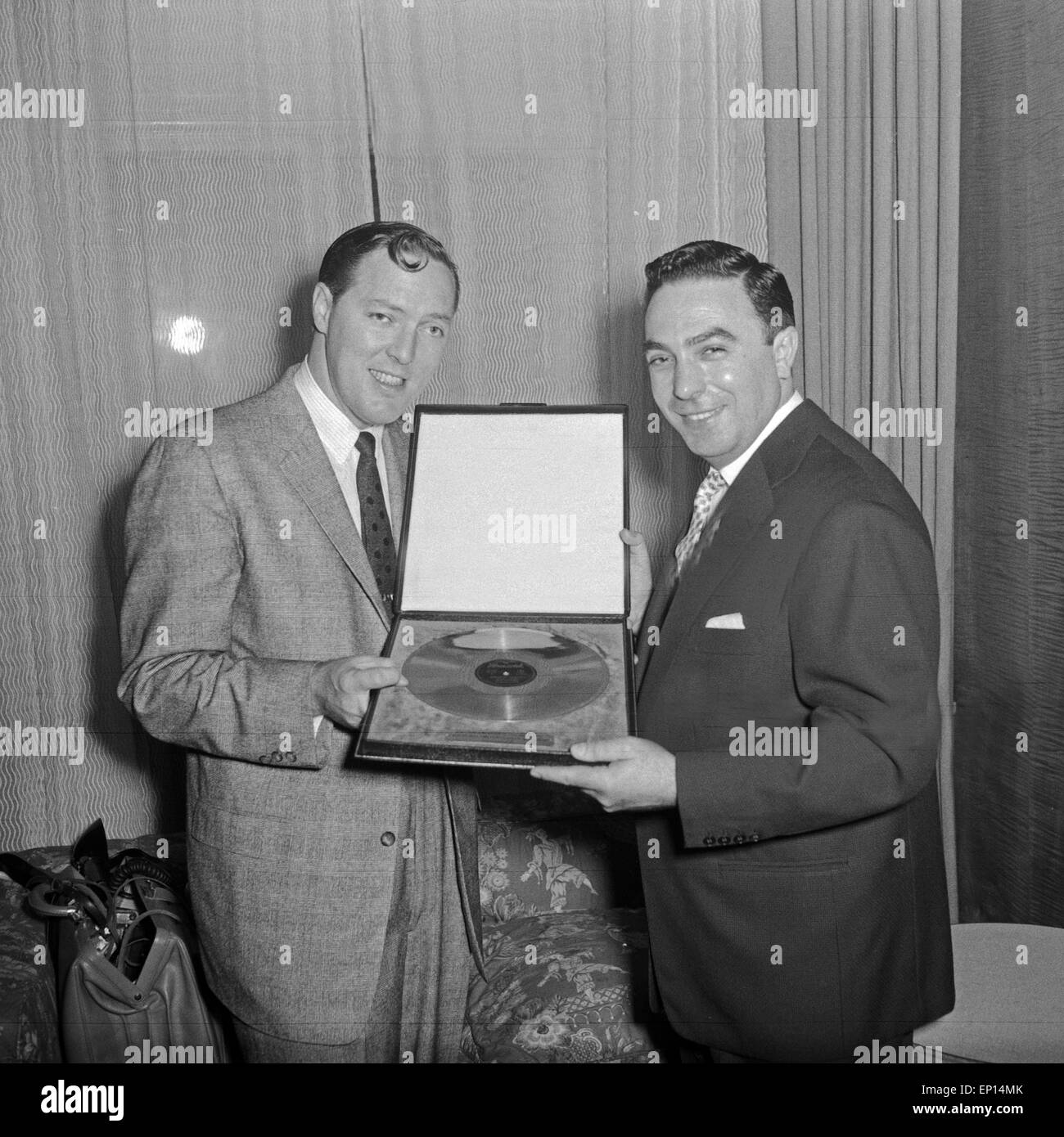 Der amerikanische Musiker Rock n Roll Bill Haley erhält die goldene Schallplatte für seinen Titel "Rocher autour de l'horloge', Großb Banque D'Images