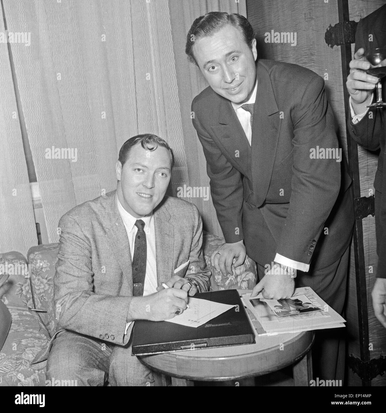 Der amerikanische Musiker Rock n Roll Bill Haley erhält die goldene Schallplatte für seinen Titel "Rocher autour de l'horloge', Großb Banque D'Images