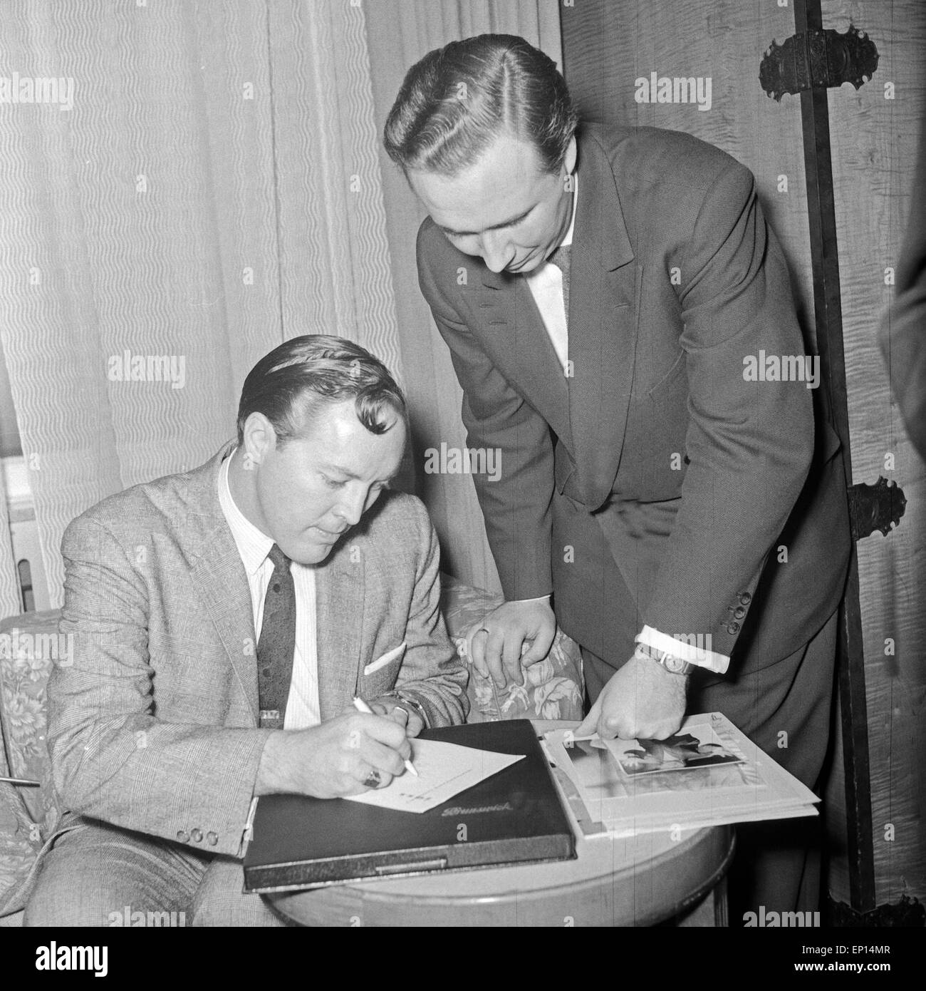 Der amerikanische Musiker Rock n Roll Bill Haley erhält die goldene Schallplatte für seinen Titel "Rocher autour de l'horloge', Großb Banque D'Images