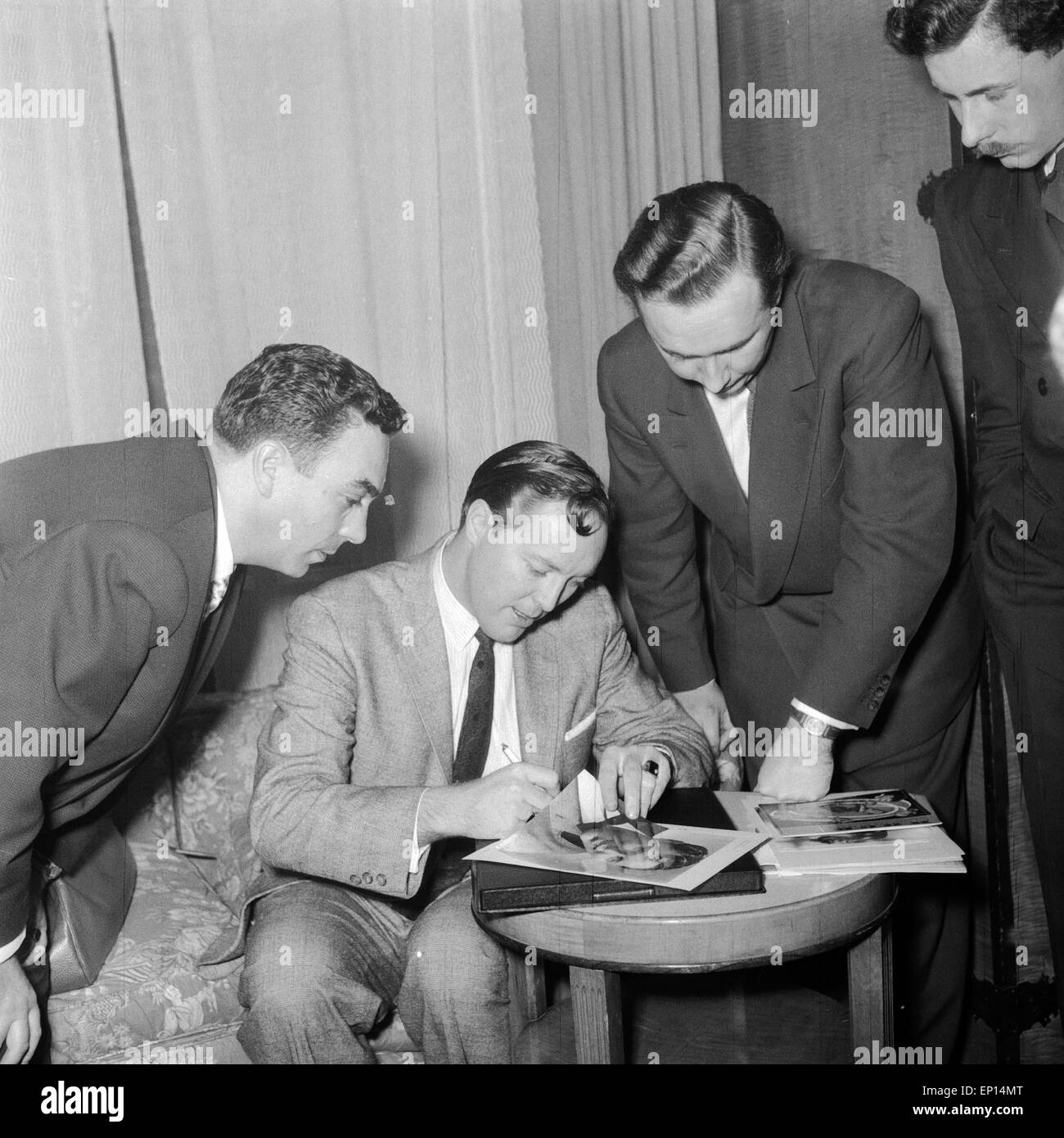 Der amerikanische Musiker Rock n Roll Bill Haley erhält die goldene Schallplatte für seinen Titel "Rocher autour de l'horloge', Großb Banque D'Images