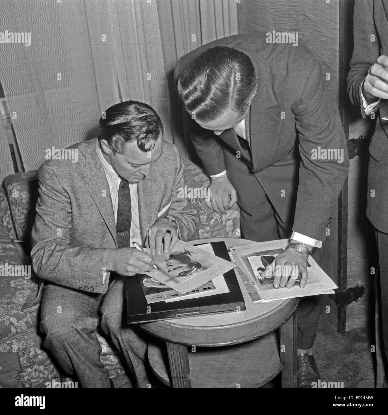 Der amerikanische Musiker Rock n Roll Bill Haley erhält die goldene Schallplatte für seinen Titel "Rocher autour de l'horloge', Großb Banque D'Images