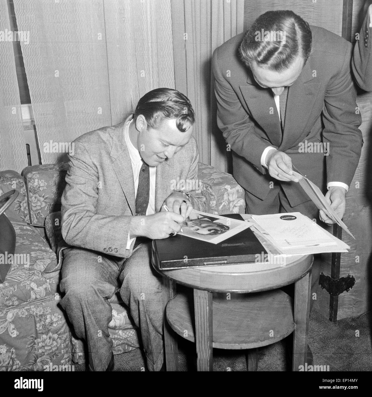 Der amerikanische Musiker Rock n Roll Bill Haley erhält die goldene Schallplatte für seinen Titel "Rocher autour de l'horloge', Großb Banque D'Images