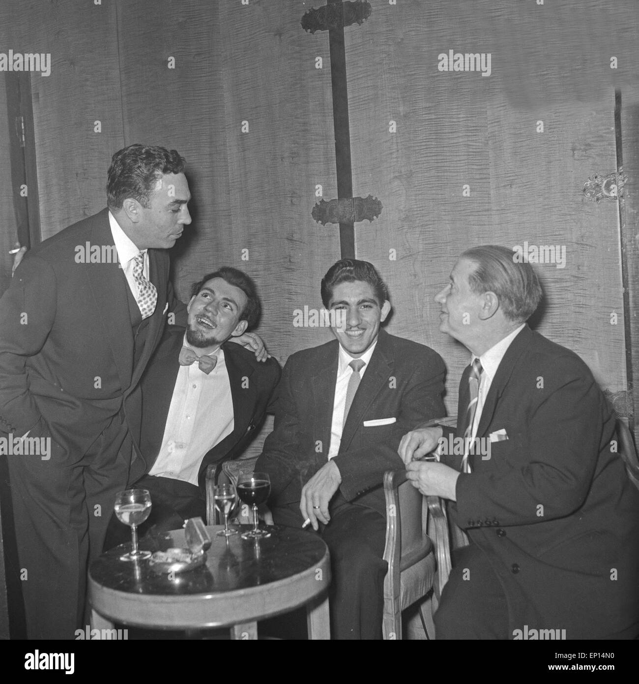 Les comètes der Mitglieder der Verleihung der goldenen Schallplatte un Bil Haley für seinen Titel "Rocher autour de l'horloge', Großbr Banque D'Images