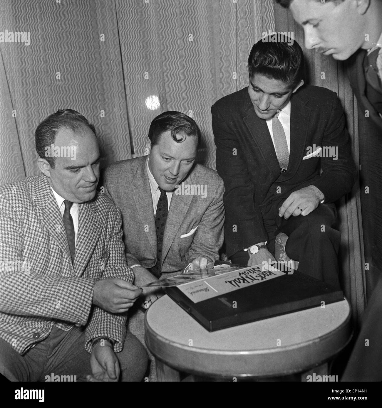 Der amerikanische Rock n Roll Bill Haley Musiker und Mitglieder erhalten die goldene comètes senneur Schallplatte für seinen Titel Banque D'Images