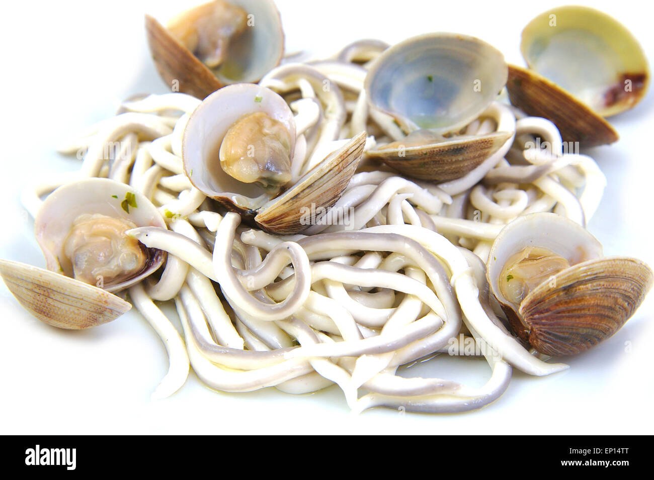 Les anguilles, bébé gulas ou substituer des civelles aux palourdes en sauce à l