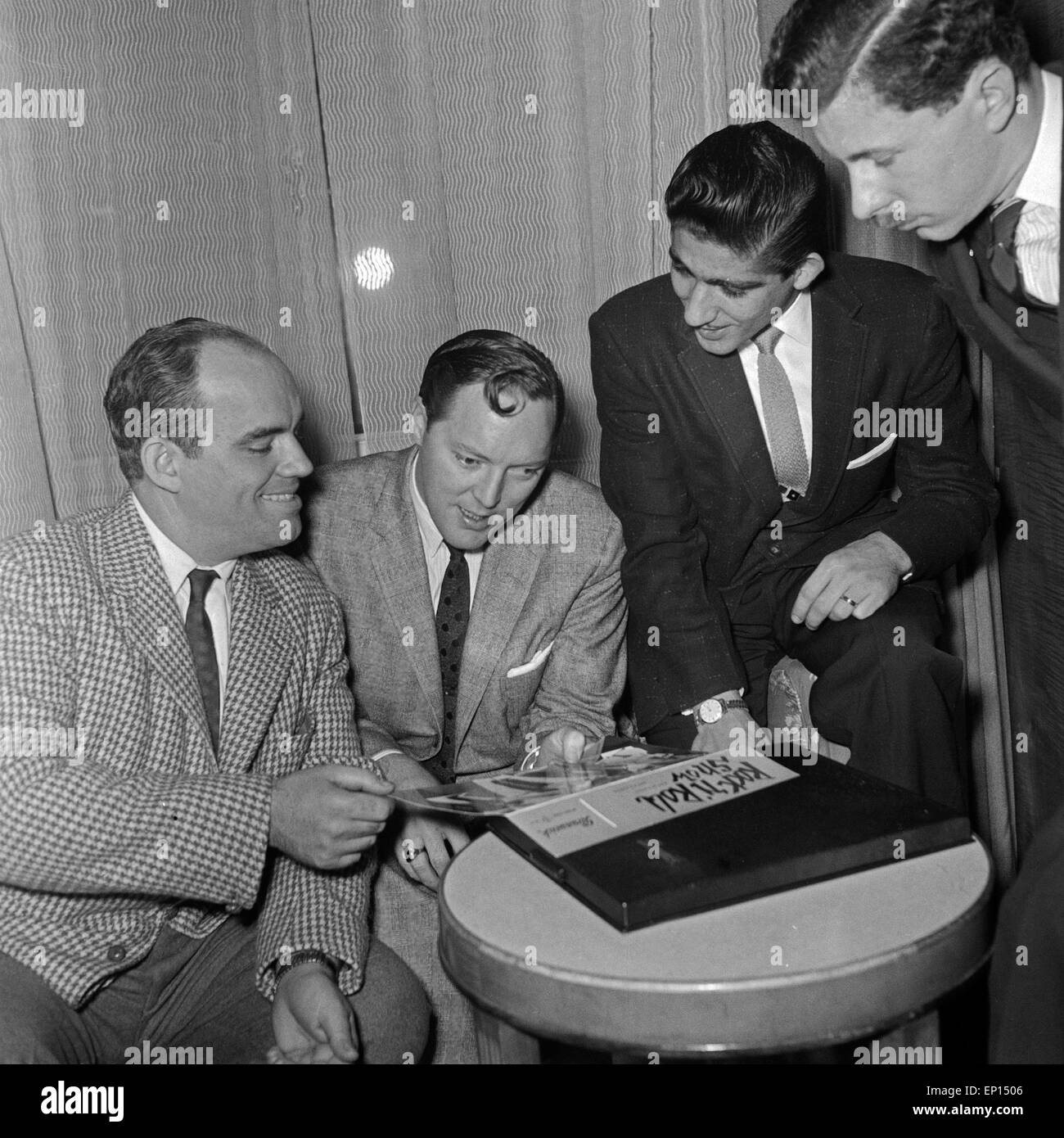 Der amerikanische Rock n Roll Bill Haley Musiker und Mitglieder erhalten die goldene comètes senneur Schallplatte für seinen Titel Banque D'Images