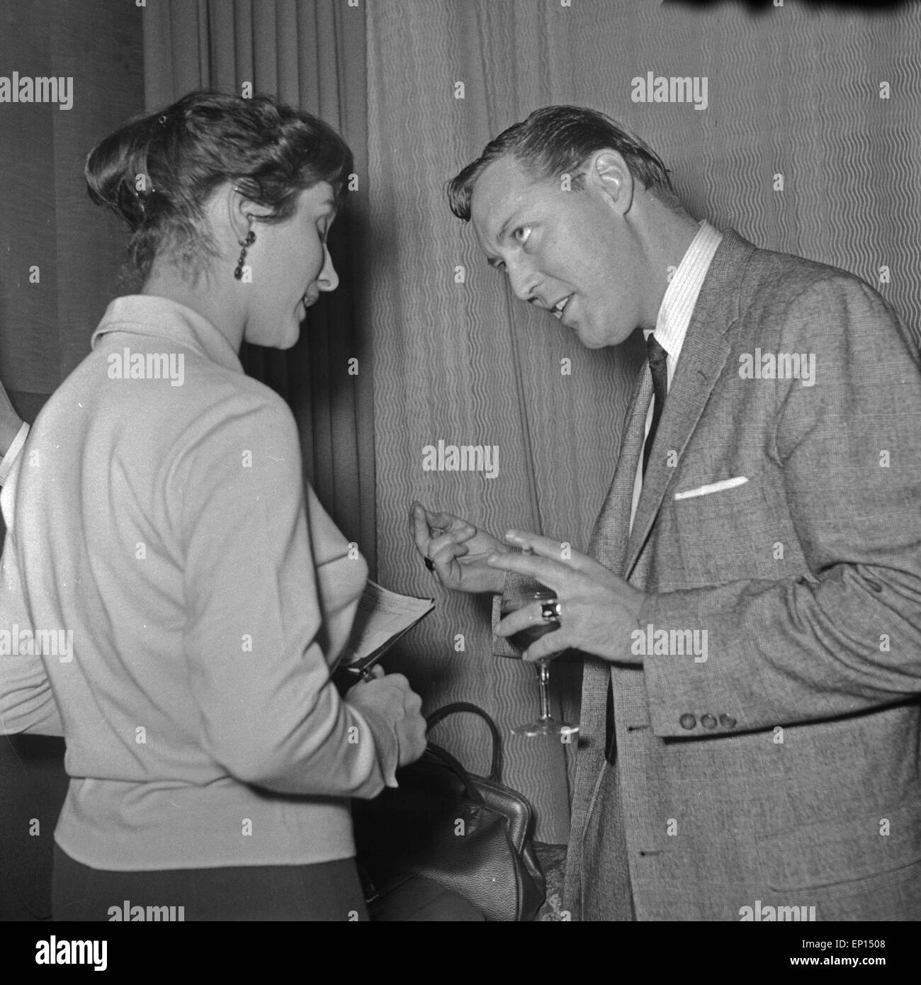 Der amerikanische Musiker Rock n Roll Bill Haley erhält die goldene Schallplatte für seinen Titel "Rocher autour de l'horloge', Großb Banque D'Images