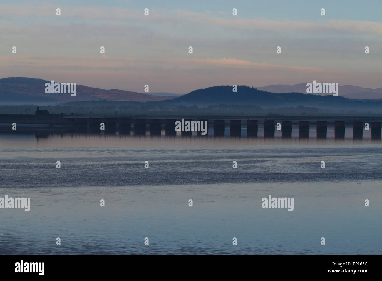 Vue sur le viaduc de l'estuaire de Kent en début de matinée. D'Arnside, Cumbria, Angleterre. Novembre. Banque D'Images