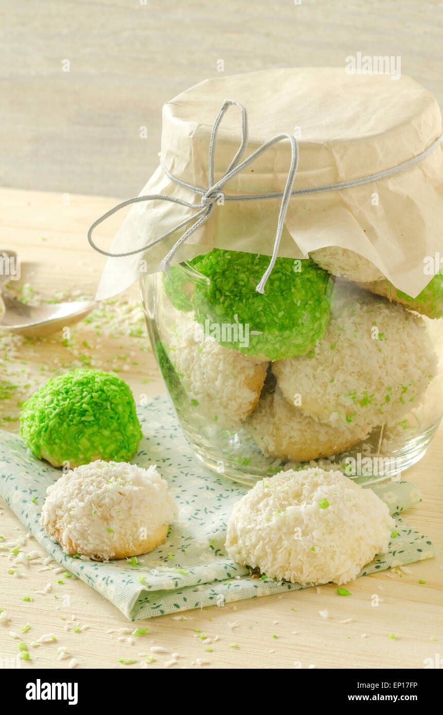 Sugar cookies avec des flocons de noix de coco dans un bocal en verre. Près de serviette. Selective focus Banque D'Images