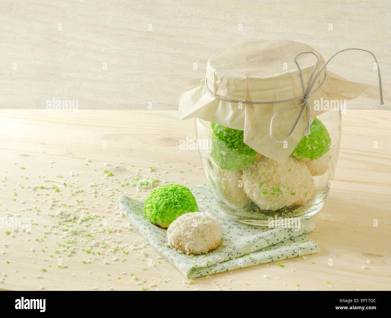 Sugar cookies avec des flocons de noix de coco dans un bocal en verre. Près de serviette Banque D'Images