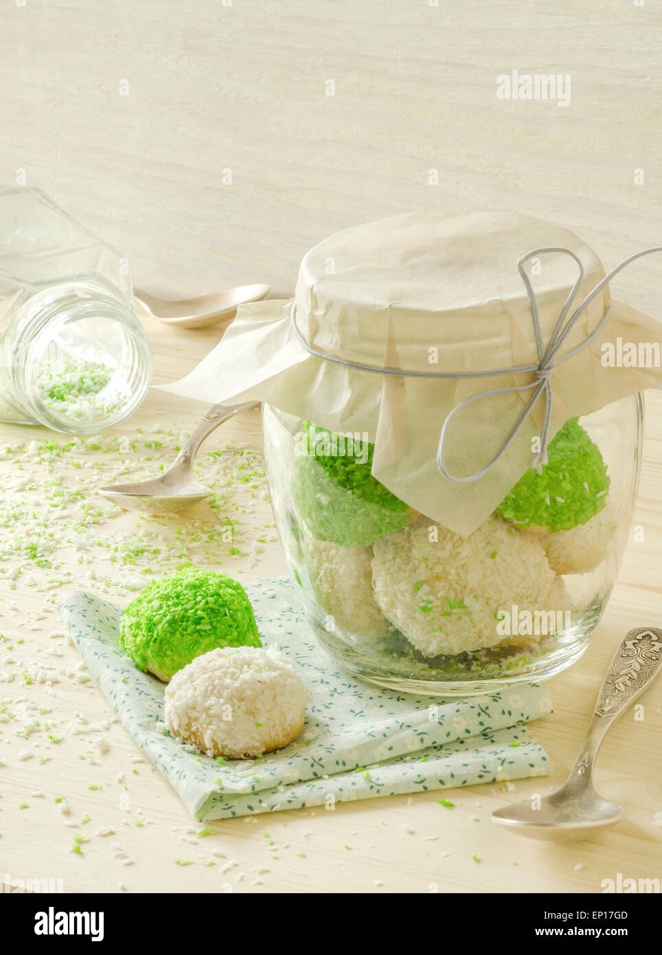 Sugar cookies avec des flocons de noix de coco dans un bocal en verre. Près de serviette Banque D'Images