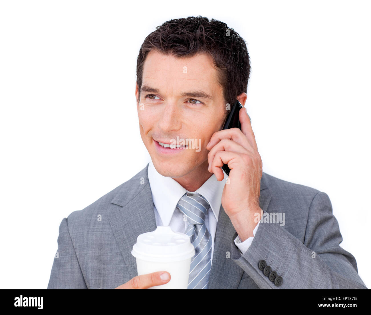 Smiling businessman on phone tenant une tasse de boisson Banque D'Images