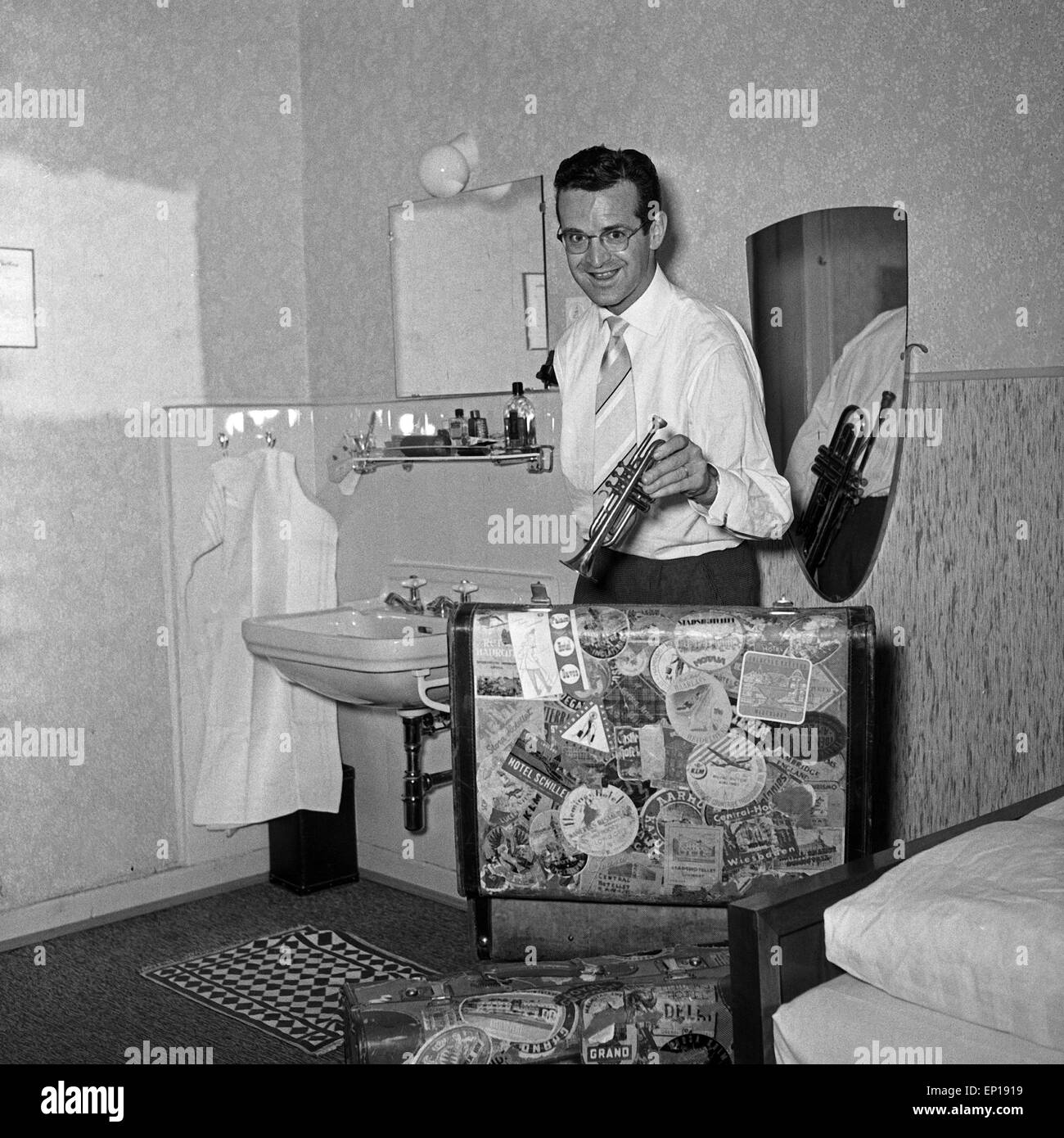 Der Schweizer Musiker, Sänger und Orchesterleiter Hazy Osterwald mit seinem  Koffer im Hotelzimmer, Deutschland 1950 er Jahre. Swi Photo Stock - Alamy